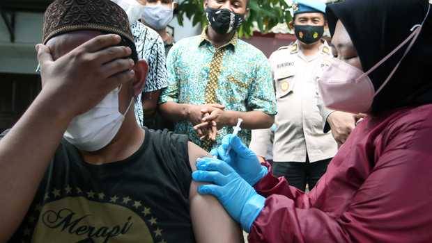 Poldasu Gelar Vaksinasi dan Pembagian Sembako 