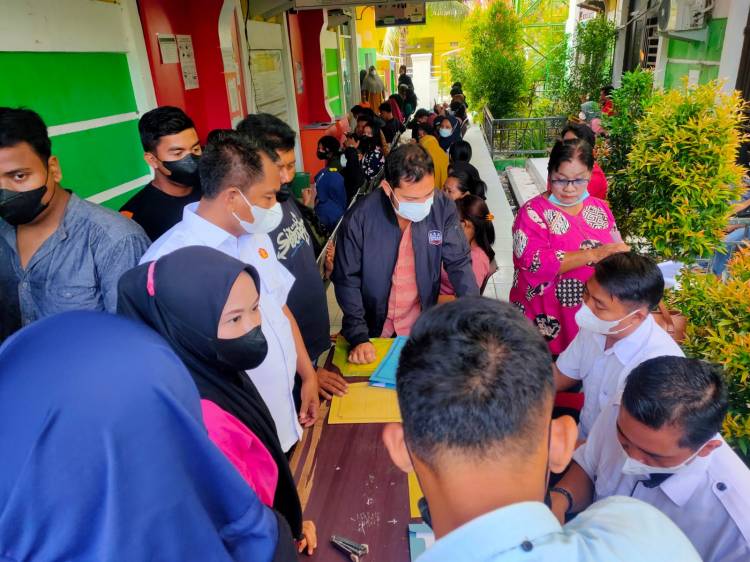 Bupati Sergai Datangi Kerumunan Warga di Pelayanan Adminduk