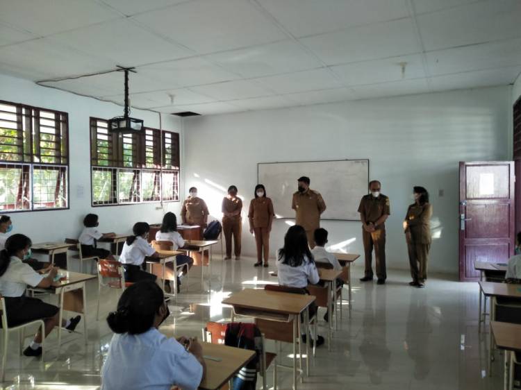 Bupati Samosir dan Kadis Pendidikan Monitoring Ujian Tingkat SD dan SMP