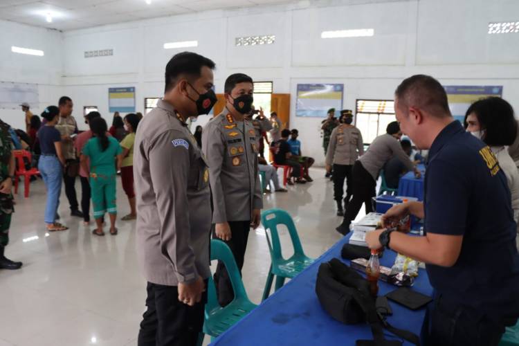 Kapolrestabes Medan Pantau Vaksinasi Massal Lansia di Sibolangit 