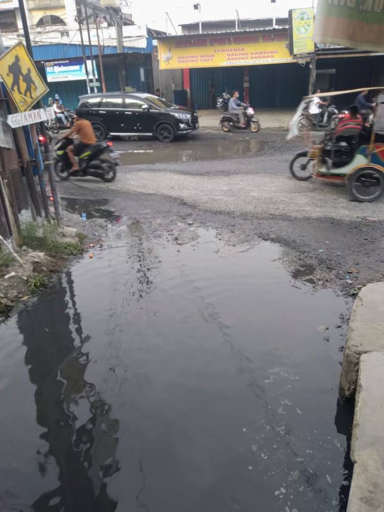 Drainase Buruk, Jalan Marelan Raya Rusak Terendam Air Limbah