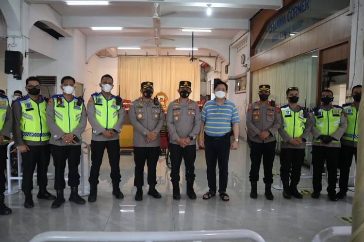 Kapolrestabes Pantau Ibadah Perayaan Hari Raya Waisak di Medan
