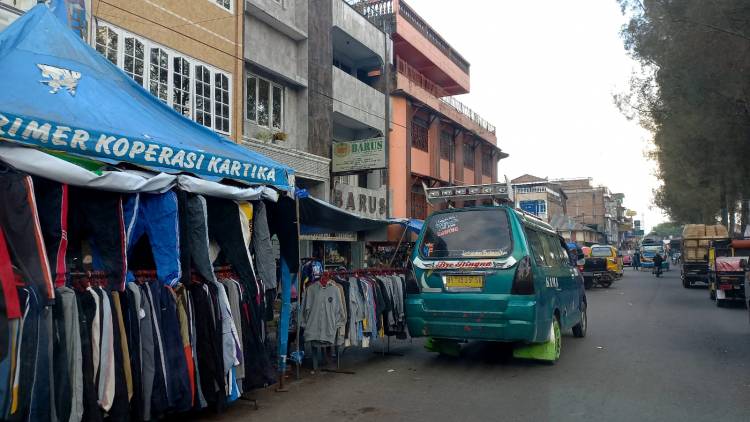 Pedagang Berjualan di Badan Jalan Kota Berastagi