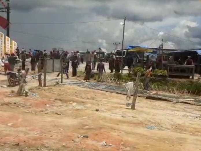 Sekelompok Orang Rusak Pagar Besi PT BUK Siosar