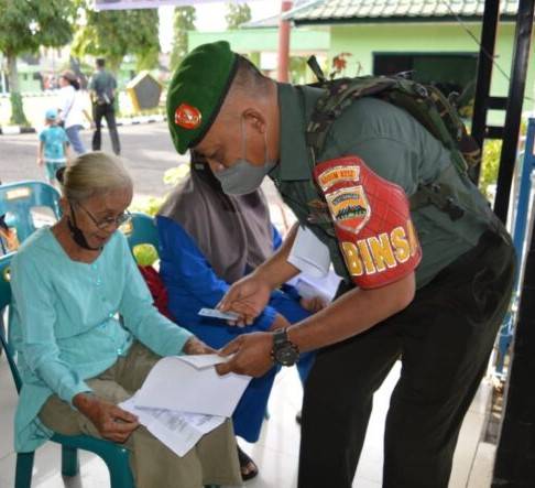 Kodim 0212 /Tapsel Berikan Bantuan kepada Pedagang Kaki Lima dan Warung