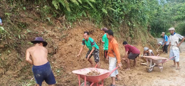 Lama Terbiarkan, Masyarakat Orahili Nias Selatan Perbaiki Jalan Rusak 