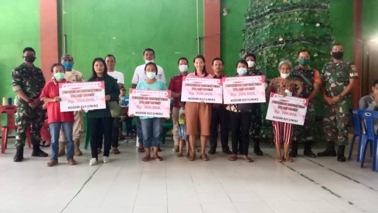 Pedagang di Tetehosi Terima BLT dari Kodim 0213 Nias