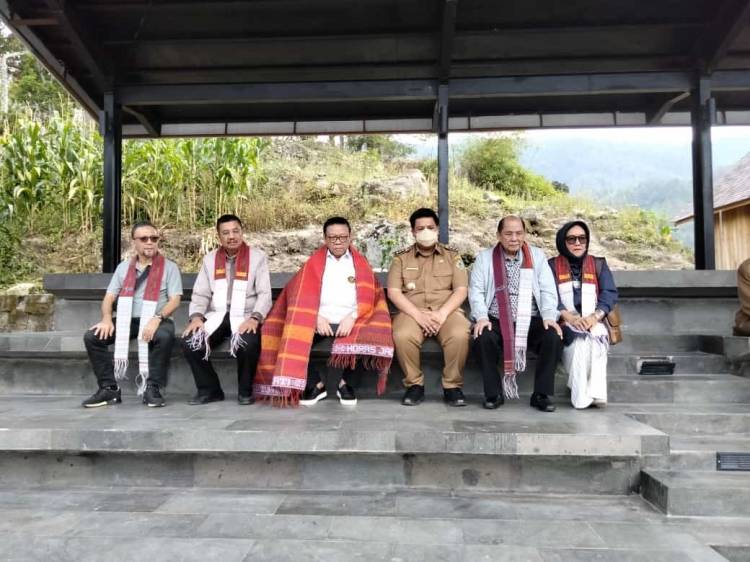 Wantimpres Agung Laksono Kunjungi Objek Wisata Huta Siallagan Samosir