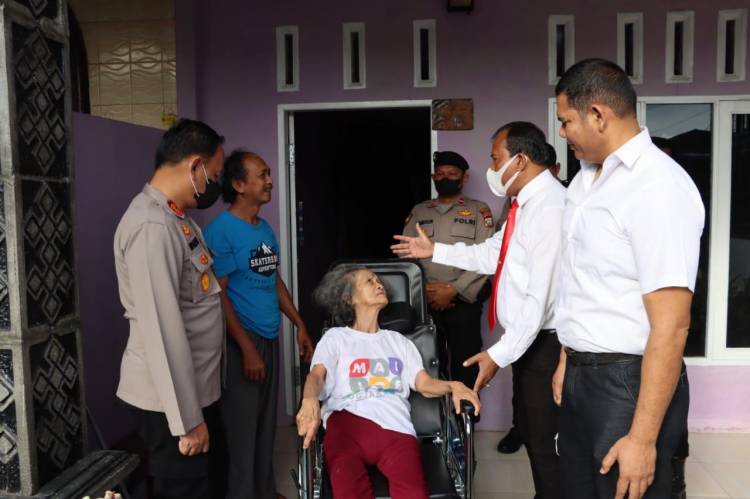 Sambut Hari Bhayangkara, Polres Dairi Serahkan Kursi Roda kepada Lansia