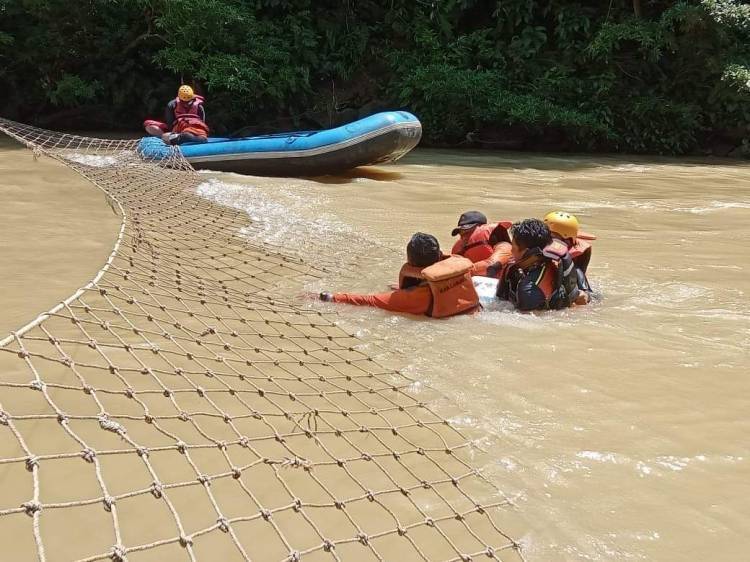 Petugas Pasang Jaring di Sungai Aeknatas Labura