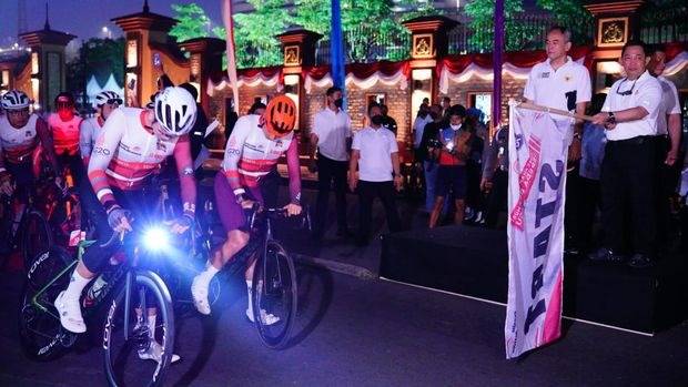 Kapolri Lepas Keberangkatan Pesepeda Gowes 508 Km, Pecahkan Rekor Muri