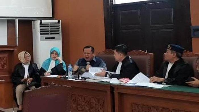 Memanas, Irjen Napoleon Gebrak Meja saat M Kace Bersaksi di Sidang