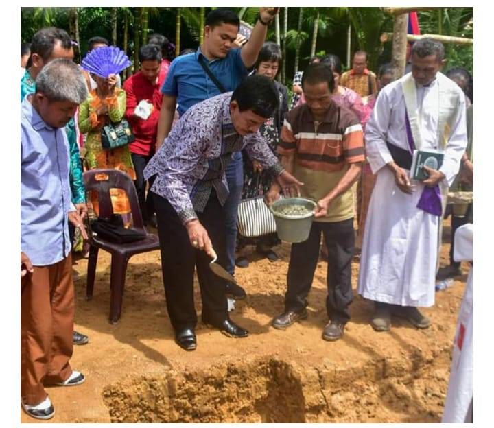 Bupati Nisbar Letakan Batu Pertama Pembangunan Gereja Katolik St Mathias Siofabanua Hilimbou