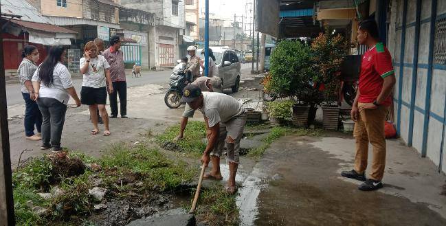 Warga Bersama Pemerintah Kelurahan Perdagangan I Bersihkan Drainase