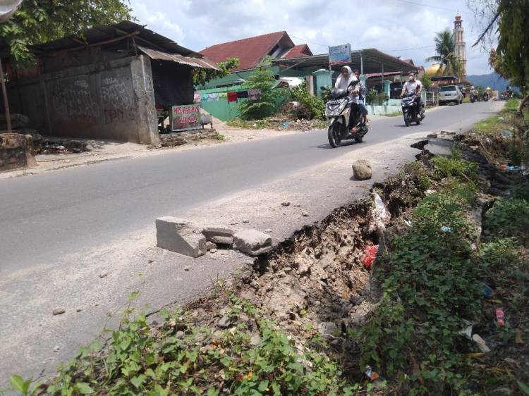 Bahu Jalan Belibis Rantauprapat Pecah, Ancam Keselamatan Pengendara