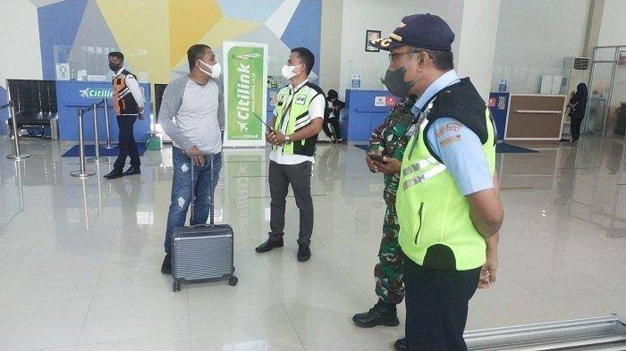 Bercanda Bawa Bom, Eks Bupati Buton Diturunkan dari Pesawat