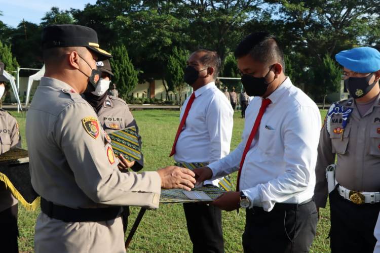 Kapolres Sergai Beri Reward 22 Personel Satreskrim