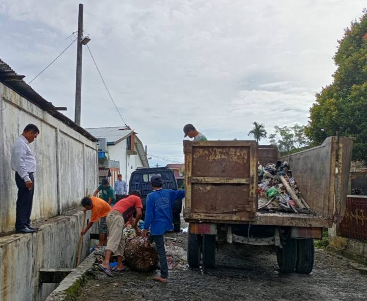 Warga Gotong Royong Bersihkan Pasar Modern Pamatangraya