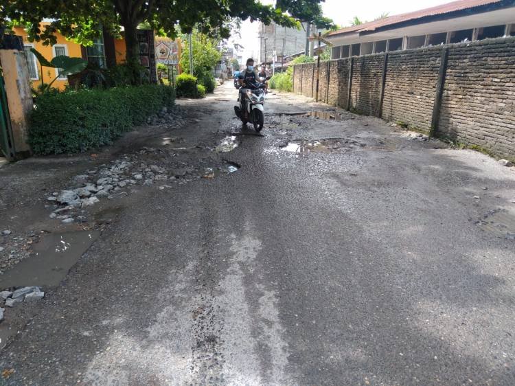 76 Tahun Indonesia Merdeka, Ruas Jalan  Inti Kota Aekkanopan Kondisinya Memprihatinkan