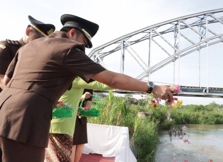 HBA ke-62, Kejari Sergai Tabur Bunga di Sungai Ular