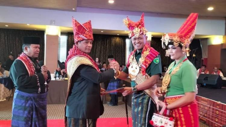 Masyarakat Karo Gelar Adat kepada Danrem 172/Praja Wira Yakthi Papua
