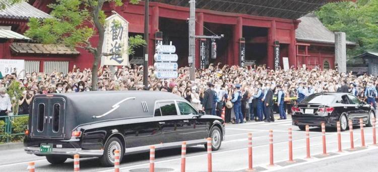 Beri Penghormatan Terakhir, Ribuan Orang Hadiri Pemakaman Shinzo Abe