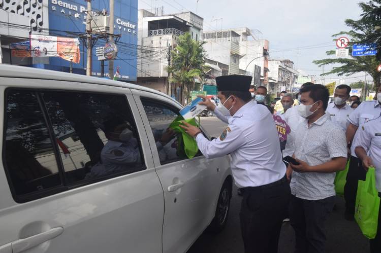 Dinkes Sumut Bagi Masker dan Edukasi Pandemi Covid-19 Belum Usai kepada Pengguna Jalan