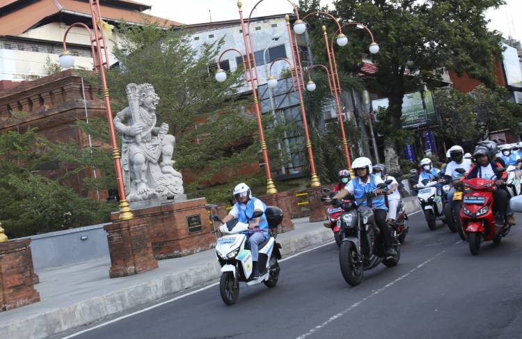 Ajak Masyarakat Pakai Kendaraan Listrik, PLN Gelar Parade di Bali