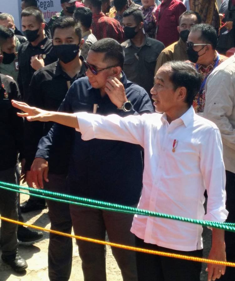 Tinjau Lokasi Bedah Rumah di Belawan, Ribuan Warga Sambut Hangat Kedatangan Presiden Joko Widodo