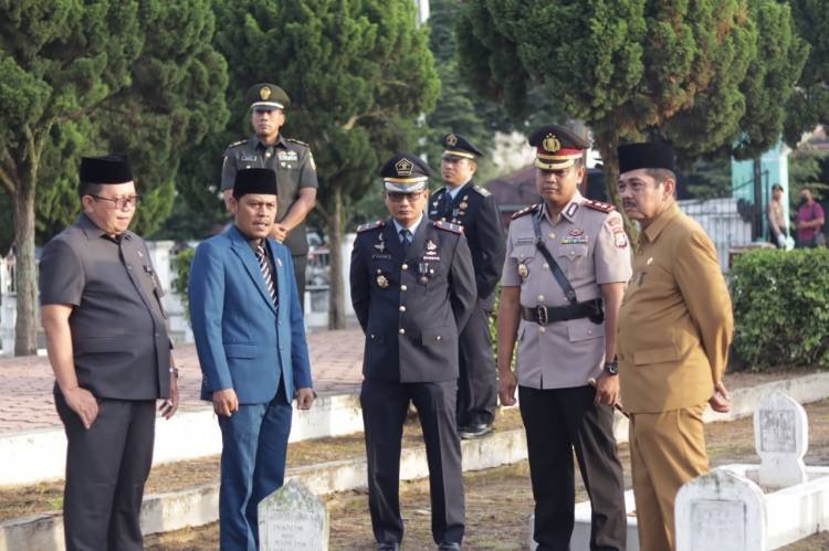 Jelang HUT ke-76 Bhayangkara, Pj Wali Kota dan Kapolres Ziarah ke Makam Pahlawan Tebingtinggi