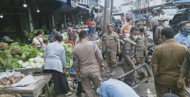 Petugas Gabungan Deliserdang Tertibkan PKL di Seputaran Pasar Delimas