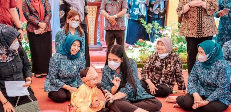 Kahiyang Ayu Bagi Belasan Sepeda kepada Dokter Cilik dan Murid TK