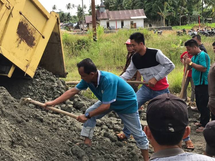 Camat Somambawa Nisel Pimpin Gotong Royong Timbun Halaman Kantor Camat