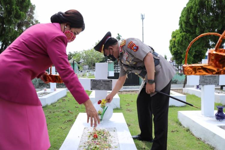 Jelang HUT ke-76 Bhayangkara, Kapolda Sumut Ziarah ke Makam Pahlawan