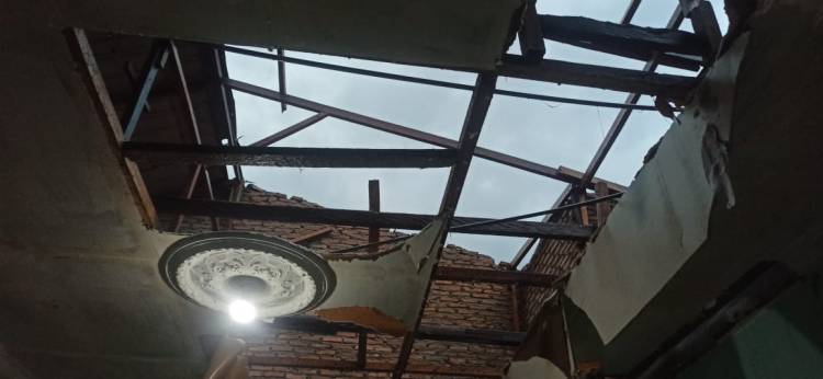 6 Rumah Warga Gunung Malela Rusak Dihantam Angin dan Hujan Es