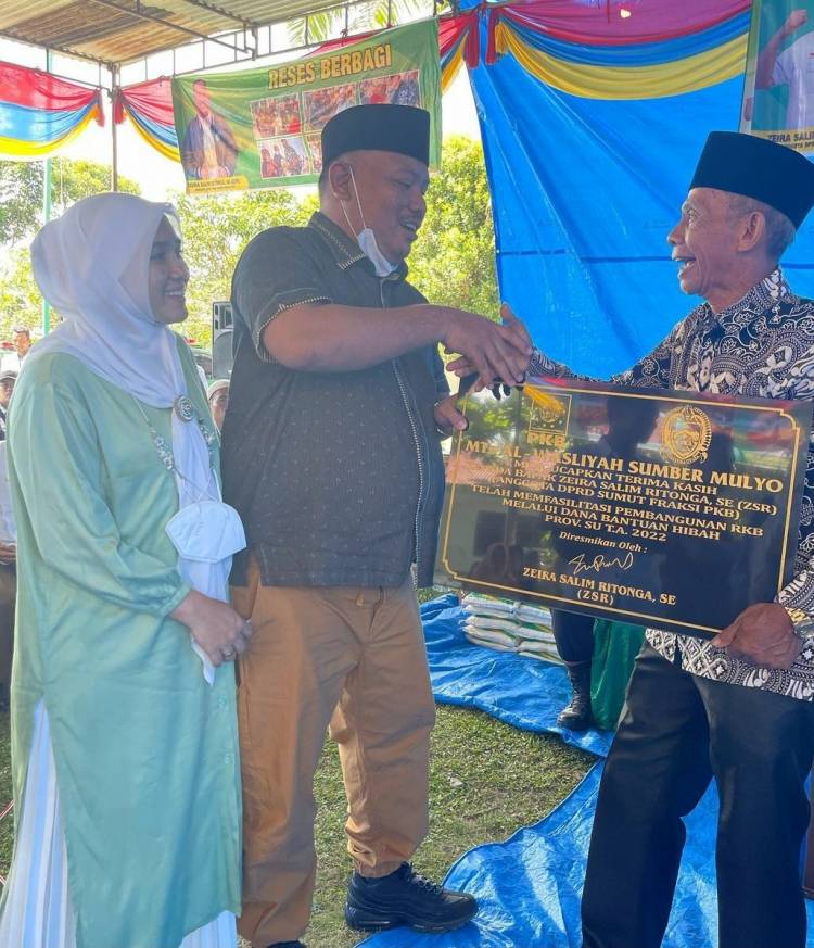 Ketua FN DPRD SU Bagikan Beras kepada Masyarakat dan  Bantu  Ruang Kelas Baru