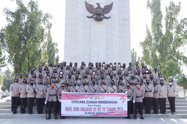 Polwan Polrestabes Medan Ziarah ke TMP