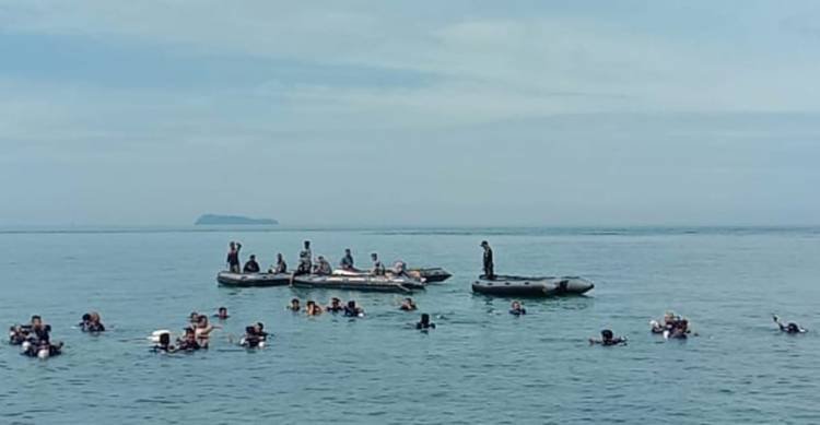 Lantamal I Kibarkan Bendera Merah Putih di Bawah Laut Pulau Pandang