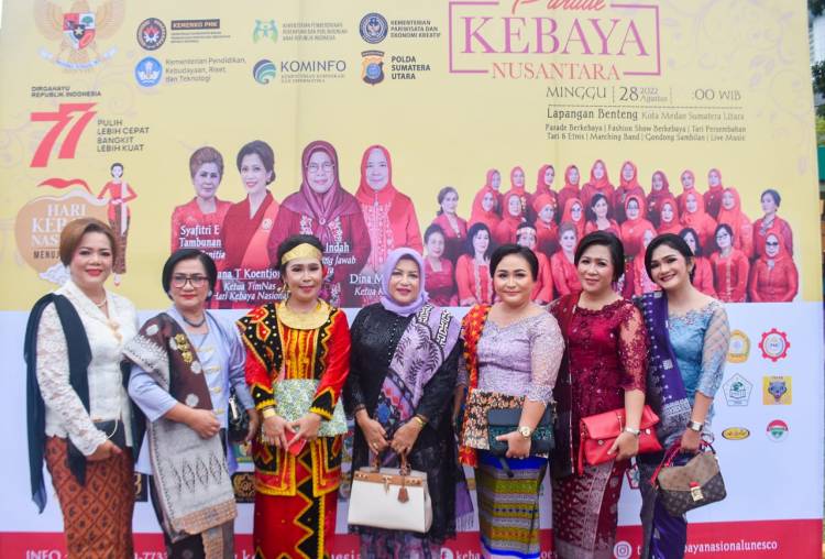 Ketua TP PKK Nias Barat Ikuti Parade Kebaya Nusantara di Medan