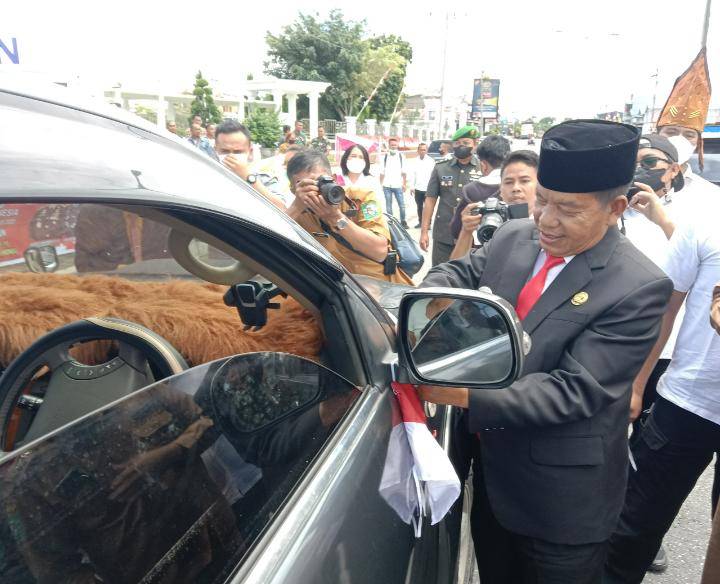 Bupati Simalungun Bagikan Bendera Merah Putih untuk Masyarakat