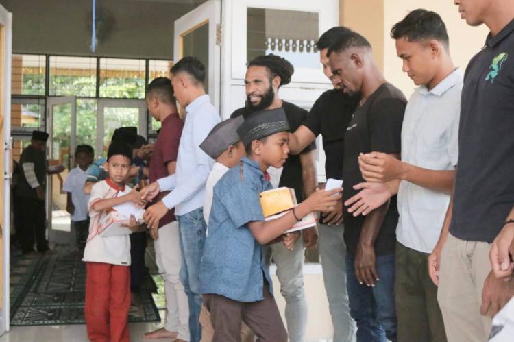 Pemain PSDS Santuni Anak Yatim Piatu Jelang Pertandingan Liga 2