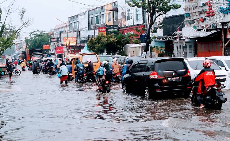 Drainase Buruk, Jalan Marelan Raya Terendam Banjir