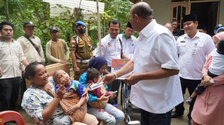 Plt Syah Afandin Serahkan Kunci Bedah Rumah dan Kursi Roda Penyandang Disabilitas