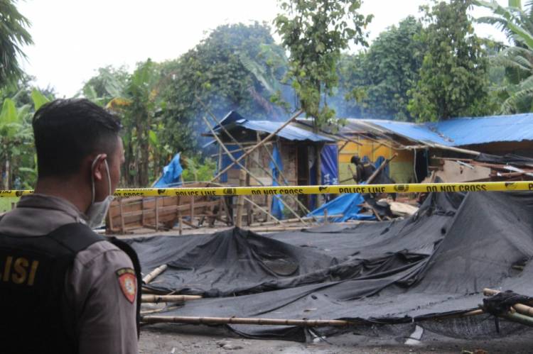 Polrestabes Medan Pasang Police Line di Barak Perjudian dan Narkoba