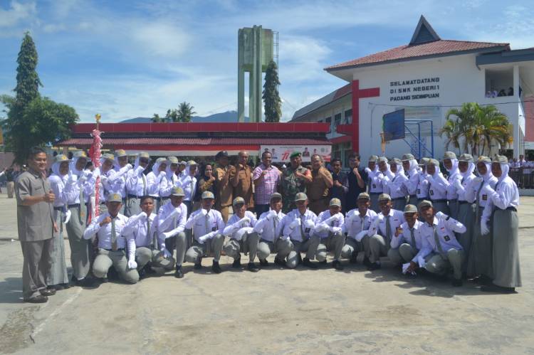 Kepala SMKN-1 Padangsidimpuan Lepas Pasukan OSIS dan Pramuka Ikuti Deville