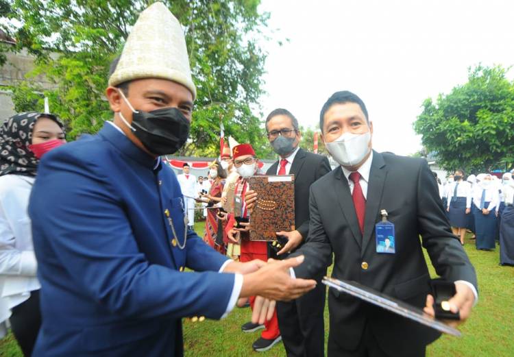 Semarak HUT Ke 77 RI, Direksi BTN Berbaju Adat