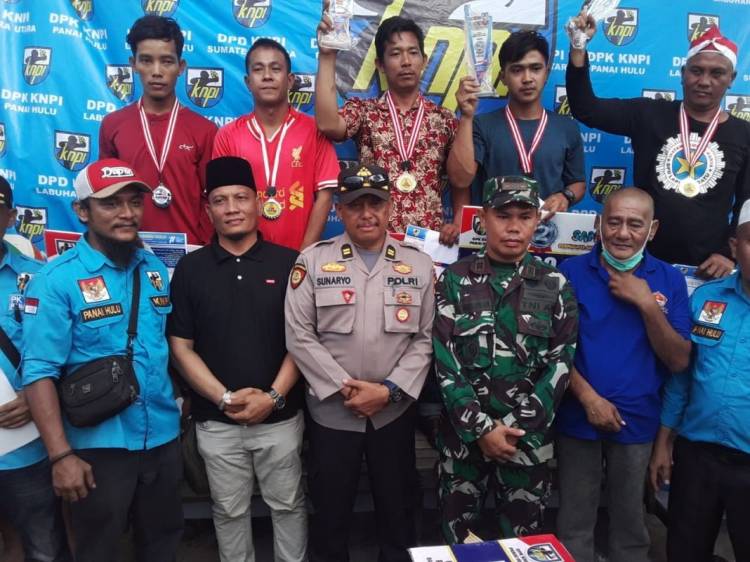 Tarubok Torbang Juarai Lomba Balapan Sampan KNPI Panai Hulu