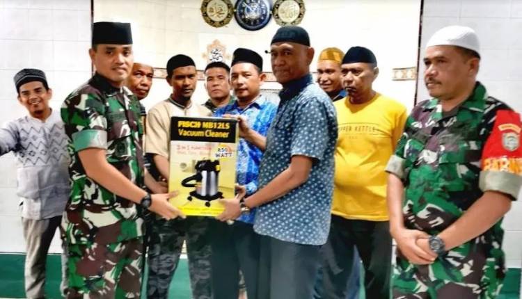 Dandim Agara Serahkan Bantuan Vacum Cleaner kepada Pengurus Mesjid