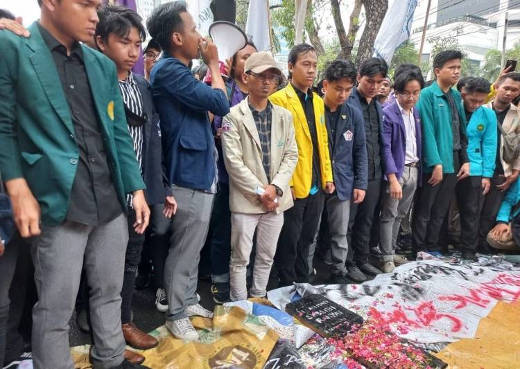 Mahasiswa Demo Tabur Bunga di Patung Kuda: Telah Mati Subsidi BBM