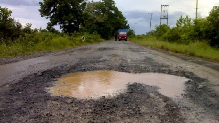 Jalan Provinsi Menuju Danau Toba di Sirube-rube Berlubang